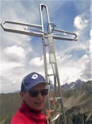 59 Alla bella croce di vetta del Pizzo Zerna (2572 m)-selfie col Pizzo del Diavolo